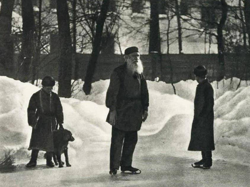 Лев Толстой на коньках, писателю 69 лет, 1898. В Москве Толстые катались на...